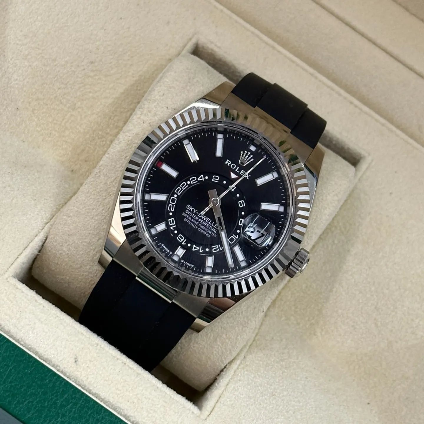 Rolex Sky-Dweller M336239-0002 - Bright black dial, fluted bezel