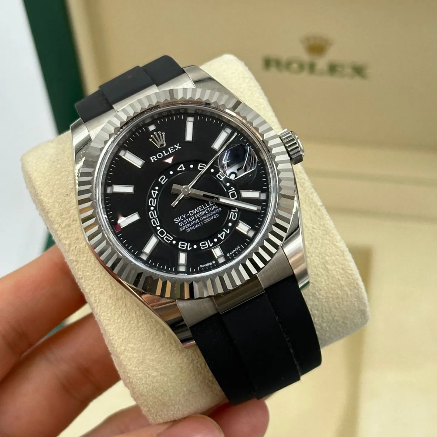 Rolex Sky-Dweller M336239-0002 - Bright black dial, fluted bezel