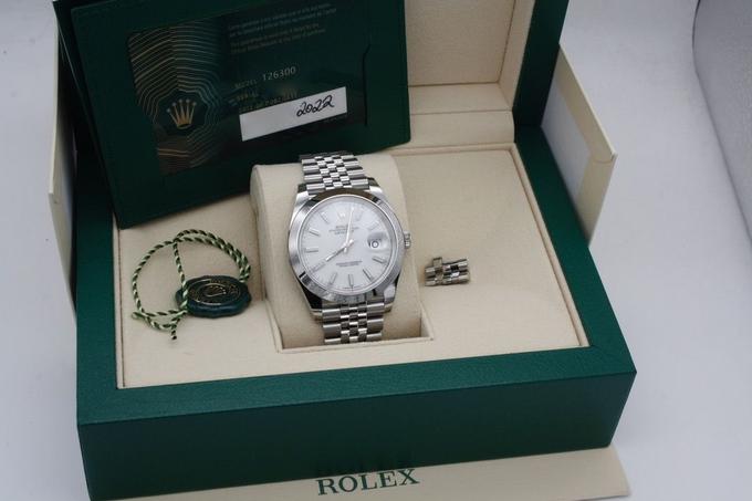 Rolex Datejust 41 – 126300 White Smooth Bezel Jubilee Bracelet Index Dial